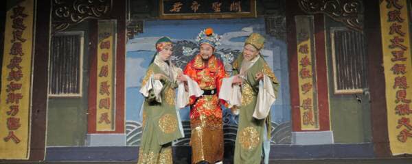 8月3日(六) 《萬國百老匯-老臺新藝》+電影欣賞下午3點：《萬國百老匯》老臺新藝爆笑歌仔戲亂打秀「神仙受難記」 晚上7點：萬國戲院電影欣賞會 紀錄片「小白鶴的報恩」