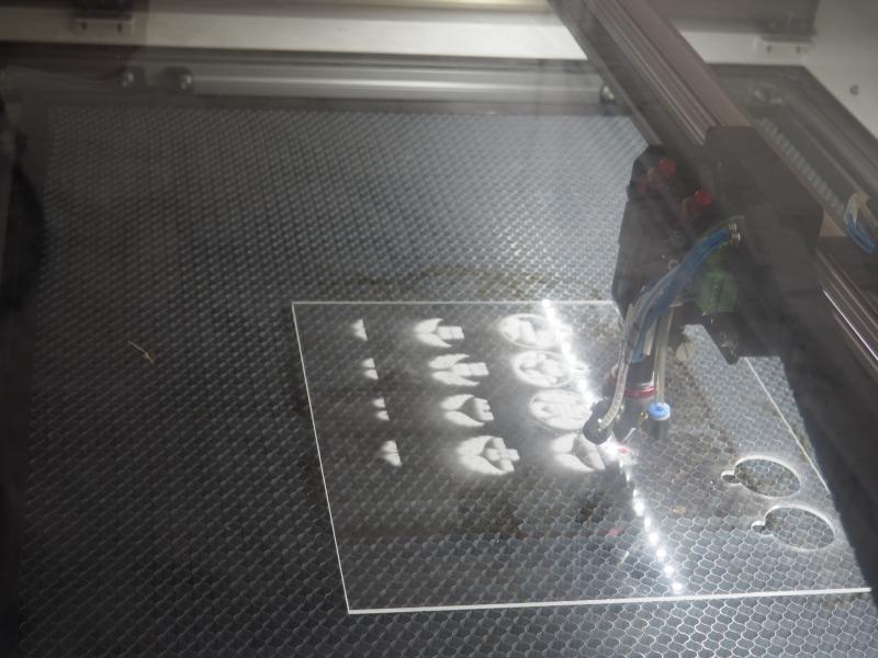 雷射雕刻機正在運作中