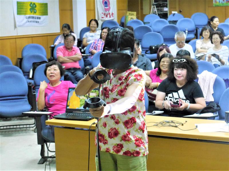 虛擬射箭好入戲　ＶＲ遊戲讓人身歷其境-封面照