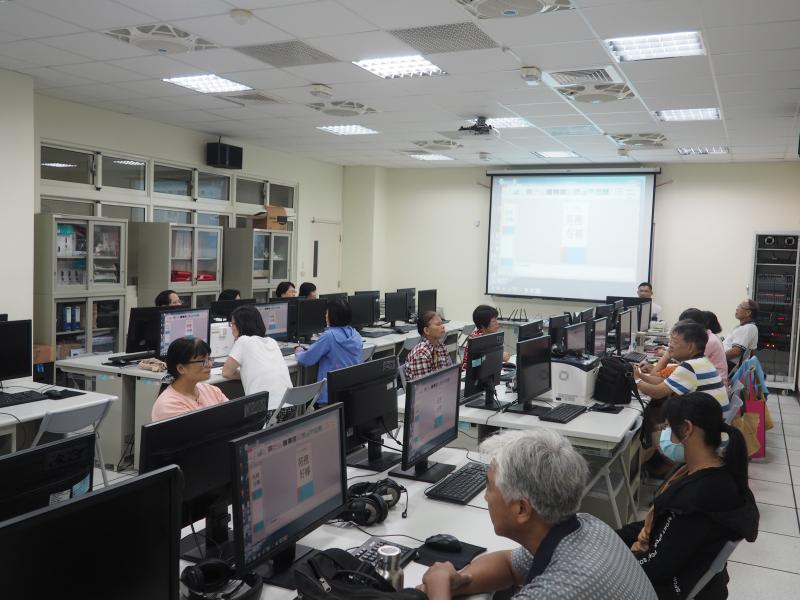 老師認真講課，學員認真聽課