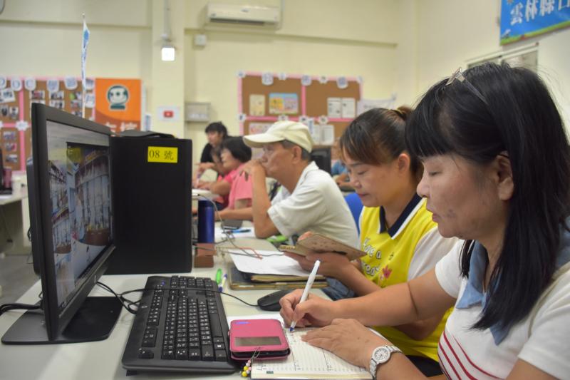 上網查訪問的資料~想出問題~記在筆記本上 整理整理