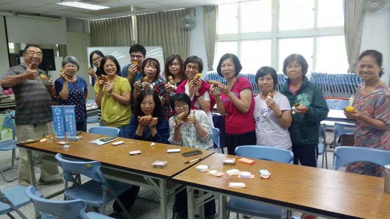 課程結業後與其他學員合照(我穿黃衣)