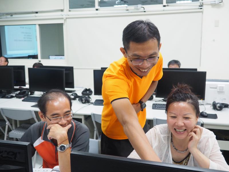 老師指導學員Powerpoint軟體