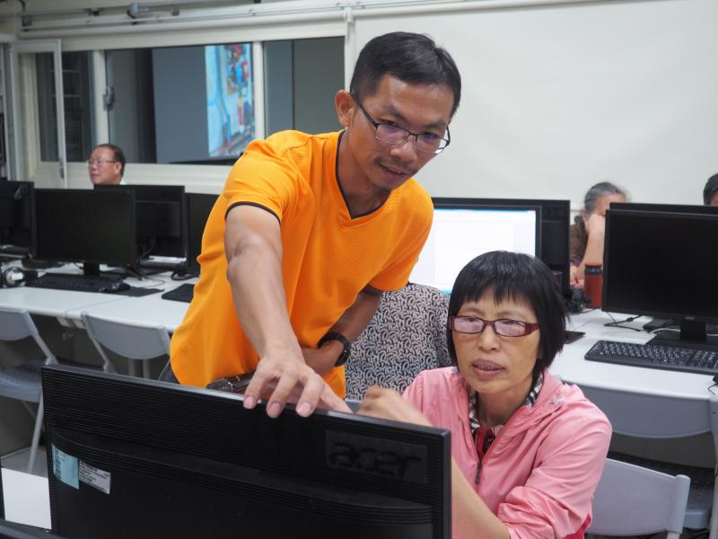 老師指導學員簡報操作