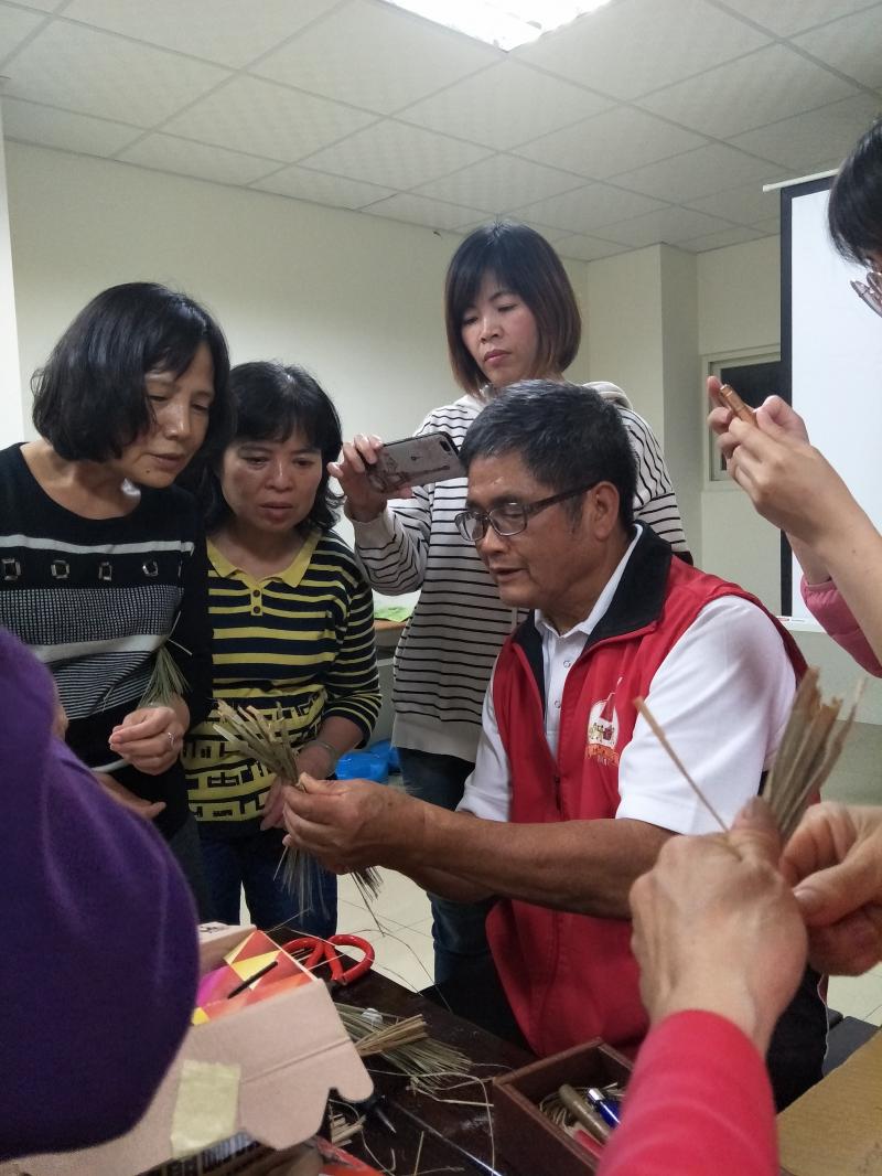 正在紀錄張火爐老師製作福帚的過程