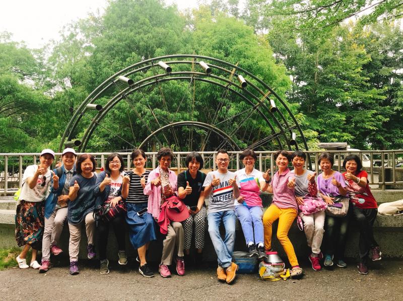 水車背景~來拍張合照留念!