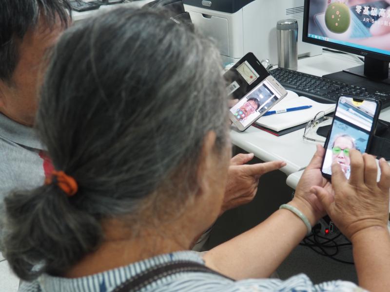 學員利用APP配戴適合自己的眼鏡，真特別呢