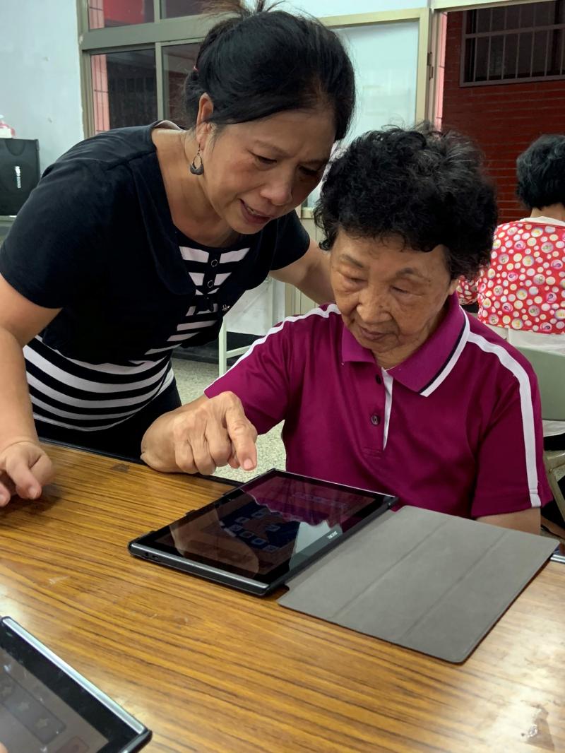 現在的銀髮族已可以自行練習APP,玩得可開心了!