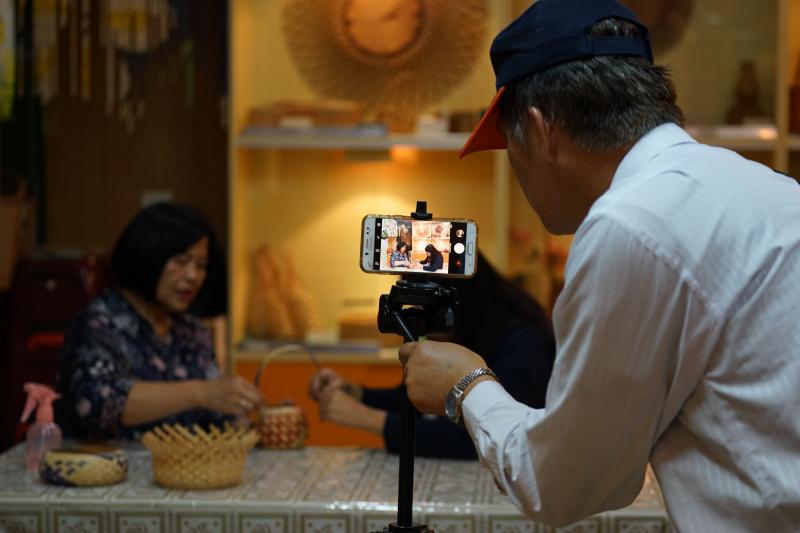 <p>鹿谷DOC的「在地文化影像記錄專班」課程第二站，講師帶領學員實際參訪竹藝工坊，藉由影像錄製典藏地方文化。</p>