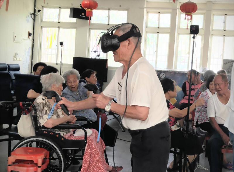 <p>透過VR虛擬實境的感官剌激，讓爺爺憶起當年的英勇，那拳腳有力的飛舞，彷彿再次扛起保家衛國之重責！</p>