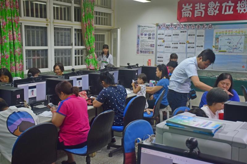 老師個別解決學員問題，學員也認真操作製作程序。