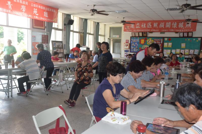 學員認真操作老師下載的APP遊戲。