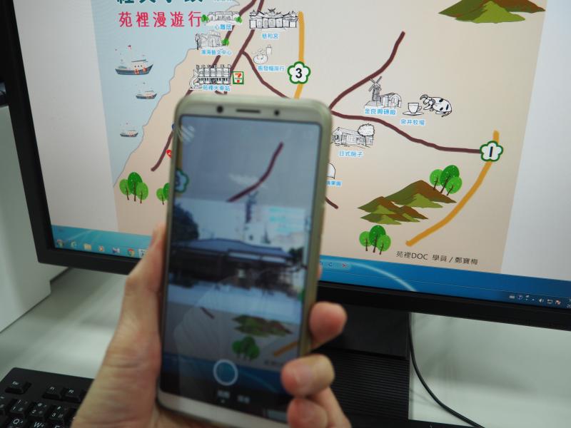 學員透過手機展示AR擴增實境