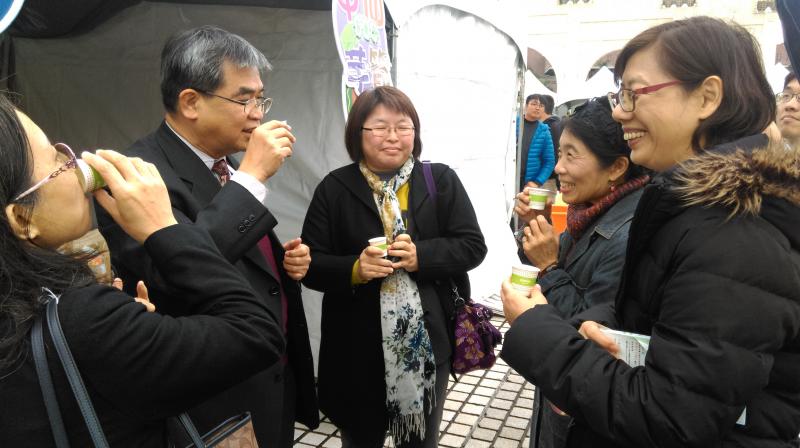 長官們巡視各家DOC所賣的農產品，各有各家的特色，大家都不讓鬚眉