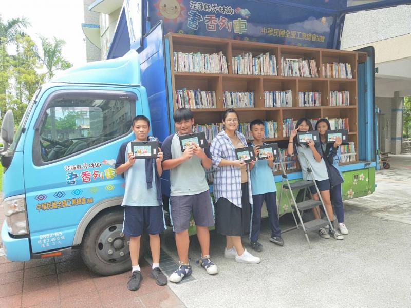 <p>秀林DOC自105年來，就利用圖書館的書香列車結合平版閱讀，鼓勵鄉內的國中小師生透過國資圖免費借閱電子書。</p>