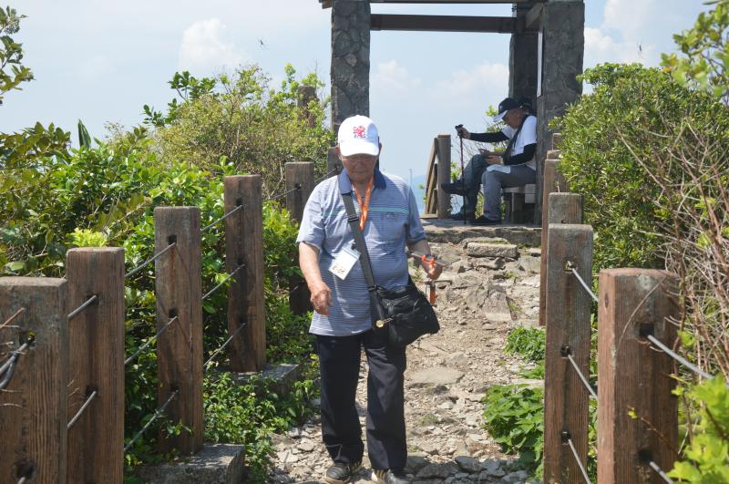 全體叔老而彌堅走在基隆嶼登島步道上。