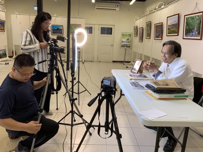 <p>集集出樟所日據時代台灣最高階主管後代~何信海先生 配合出樟所影像紀錄課程開設，現場說明出樟所保存的意義跟價值，希望有關單位可以重視。</p>