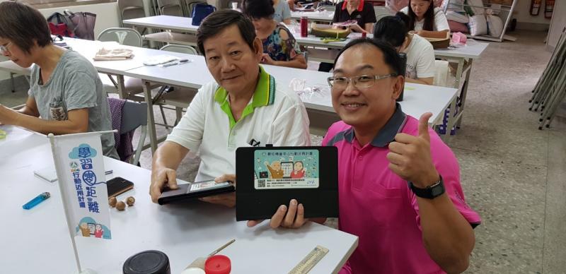 平板課程老師互動照