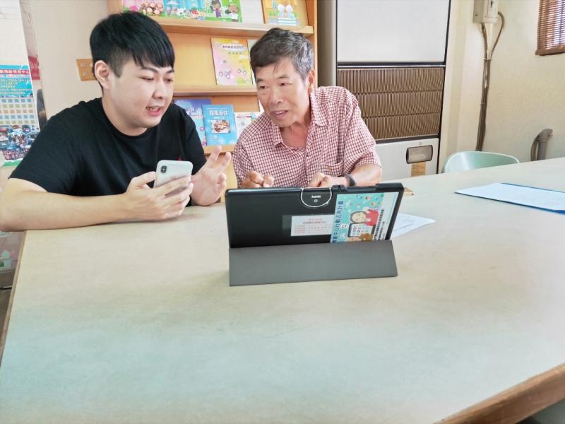 初次去金湖鎮公所開課時什麼都不會,學員問我任何問題也回答不出來,可能第一次協助開課太緊張,以至整個人呆若木頭不知該做什麼。