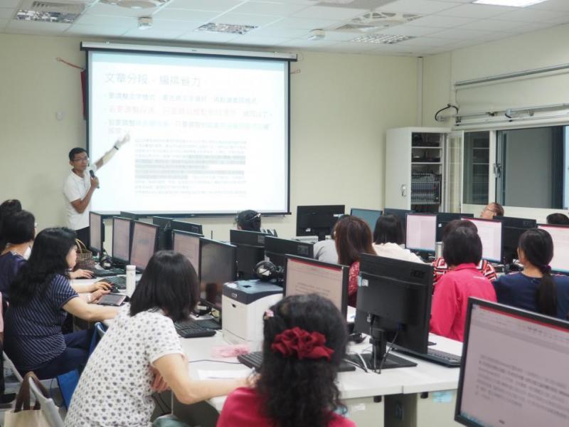 老師認真講，學員認真聽課