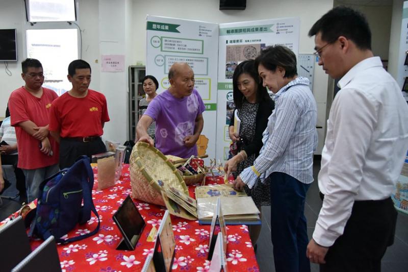 紙寮窩造紙文化發展協會理事劉邦平，向訪視委員介紹紙寮窩產品。