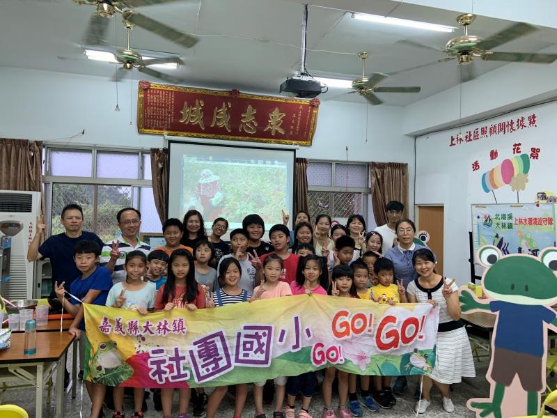 社團國小全校道上林社區參訪黃梔子花製成粉粿,再加上蜂蜜及黑糖,一掃而空!