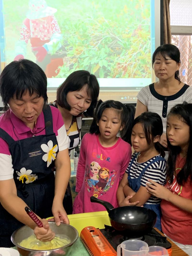 認識如何將萃取黃梔子花的果實，再製成粉粿,超棒的課程!