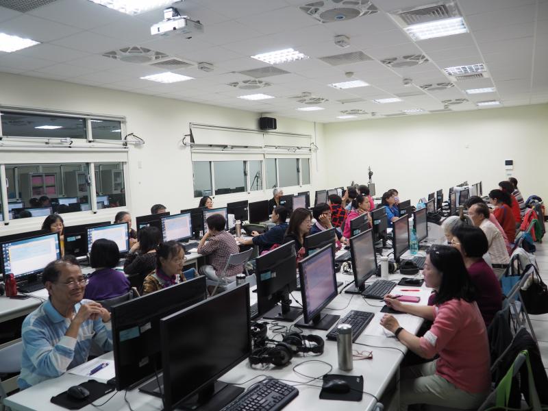 學員們認真聽課