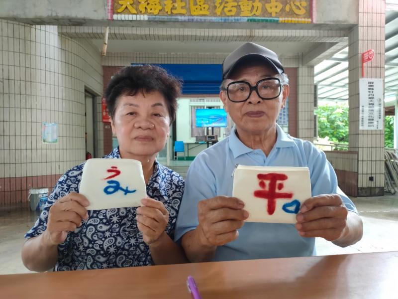 學員開心完成第一樣針氈作品