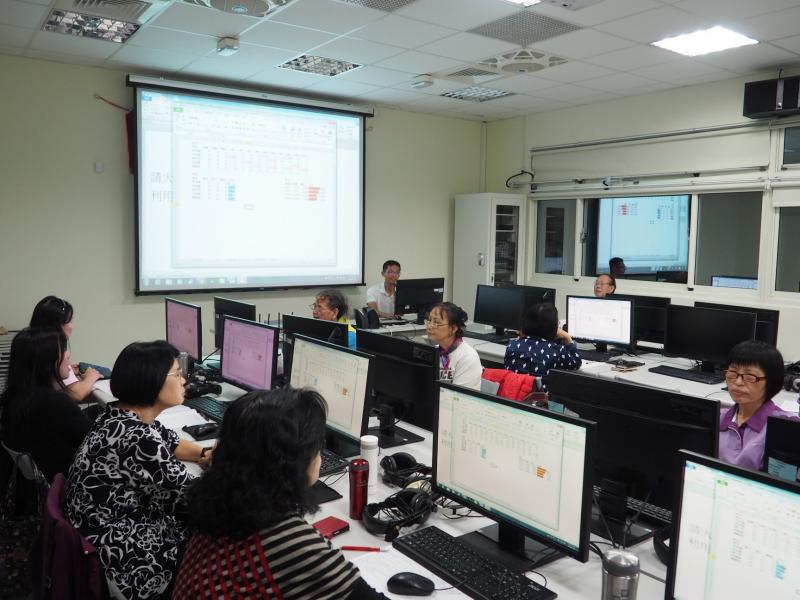 老師認真講課，學員認真聽課