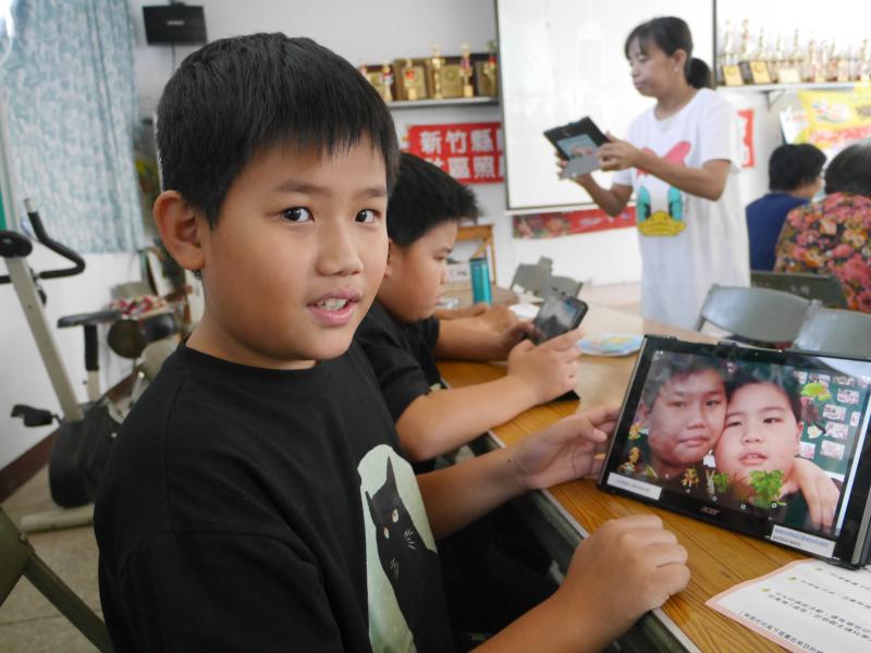 兄弟檔投入在吉娃斯創意照-封面照