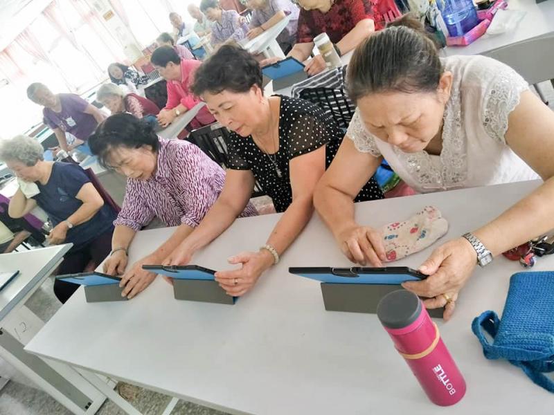 初鹿關懷據點教長輩基礎平板電腦-封面照