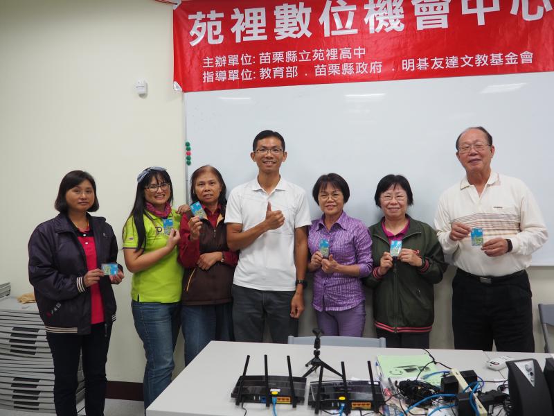 第二階段學習中心一把罩 獲獎合影