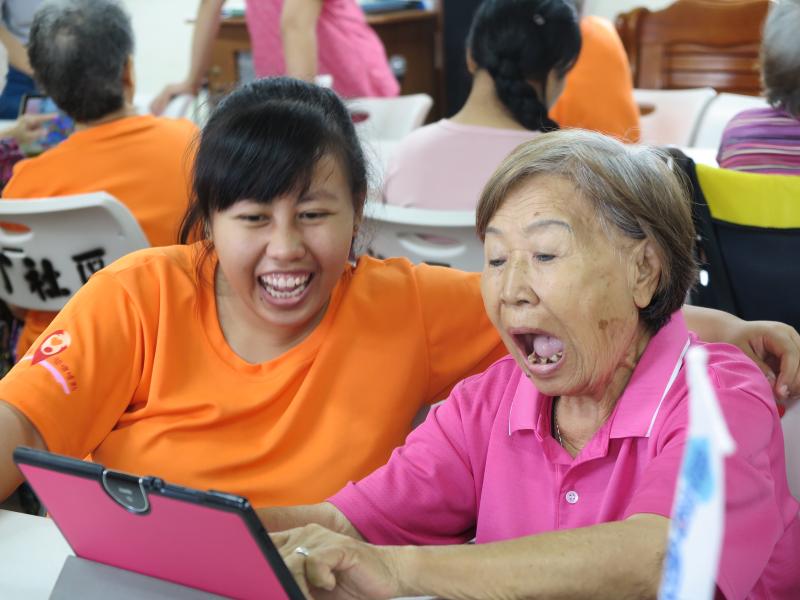 平板教學到村里  快樂學習不分年齡-封面照