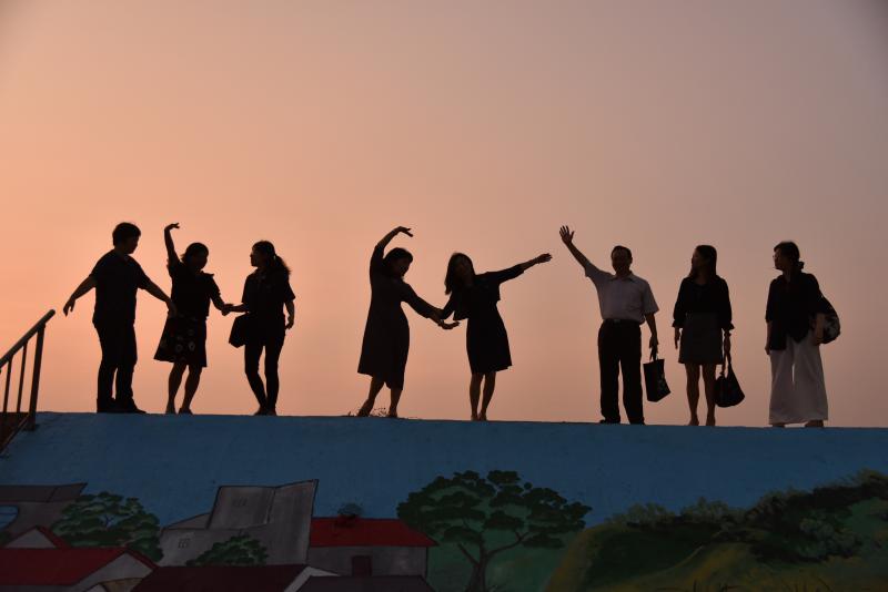 訪視成員在通霄新埔海堤的夕陽剪影-封面照