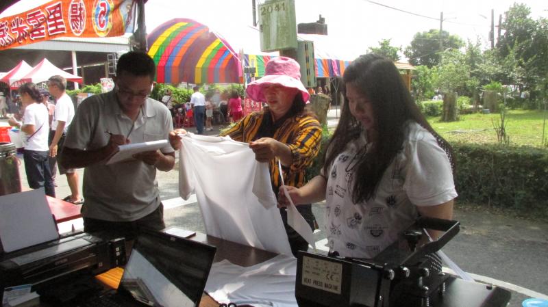 推廣活動的攤位提供民眾購買白T恤印製自己喜歡的圖案做為活動的紀念。