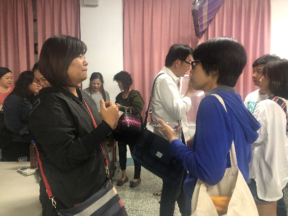 社群行銷課後，協助解決學員的疑問。