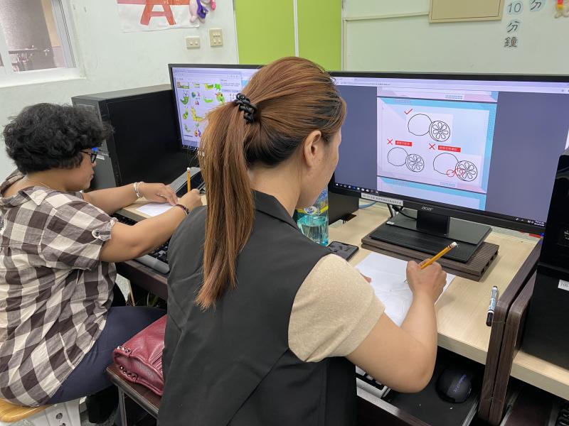 學員麥美惠正認真記錄課程重點。
