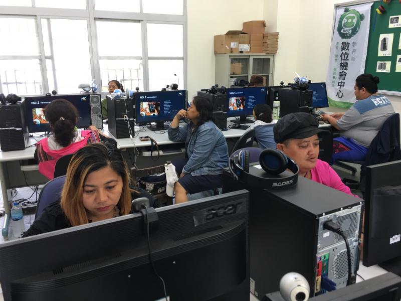 學員們正學習如何用軟體編輯電子書。