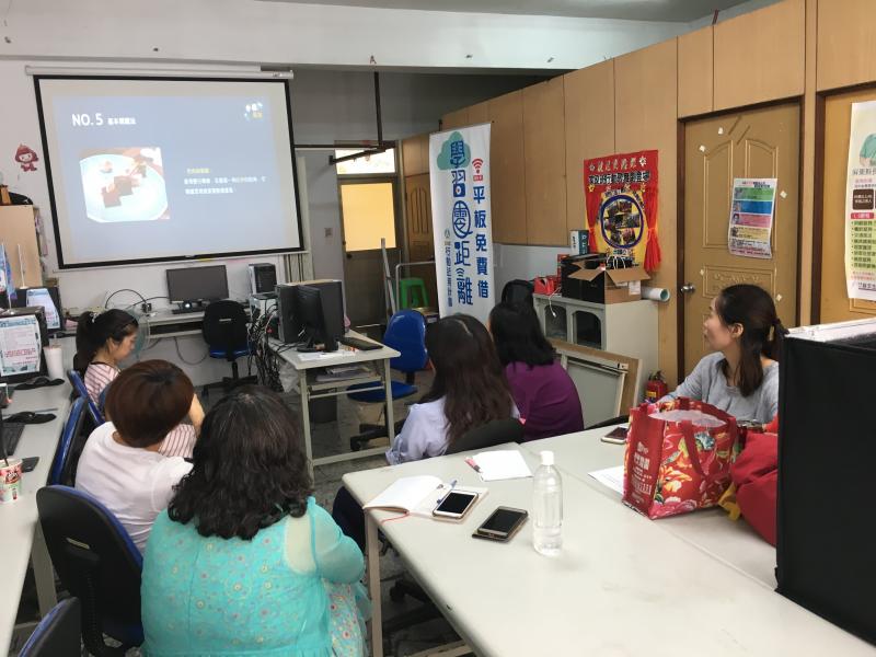 學員聆聽動、靜態拍攝的技巧。