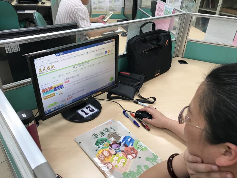 學員上課學習實際操作的照片