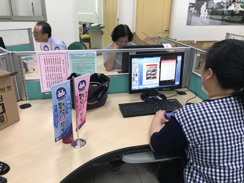 學員上課認真學習的照片