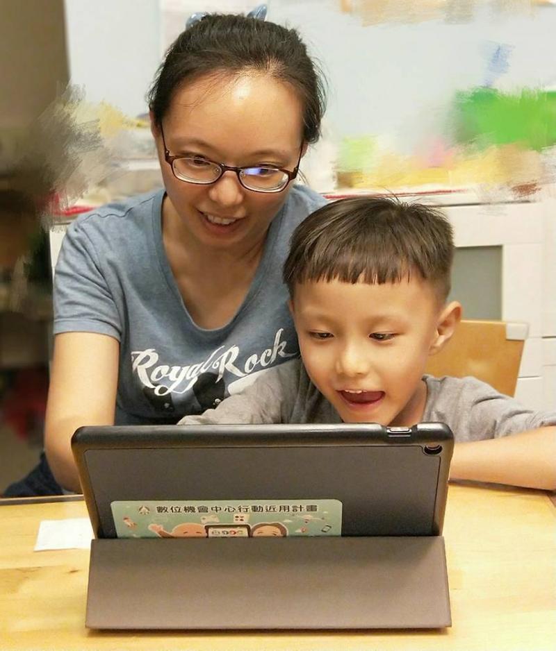 利用平板無論是線上學習還是遊戲，都增加了親子相處時光