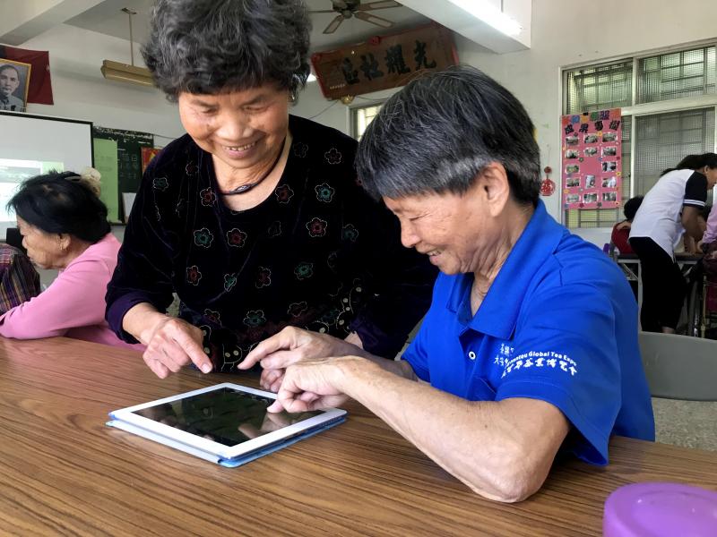 <p>特色型的龍安DOC，今年在永和社區開設「婆婆媽媽手機健康APP專班」，學員李吉秀阿嬤說：「第一次用平板照相很開心，希望能夠多來這裡學習。」</p>