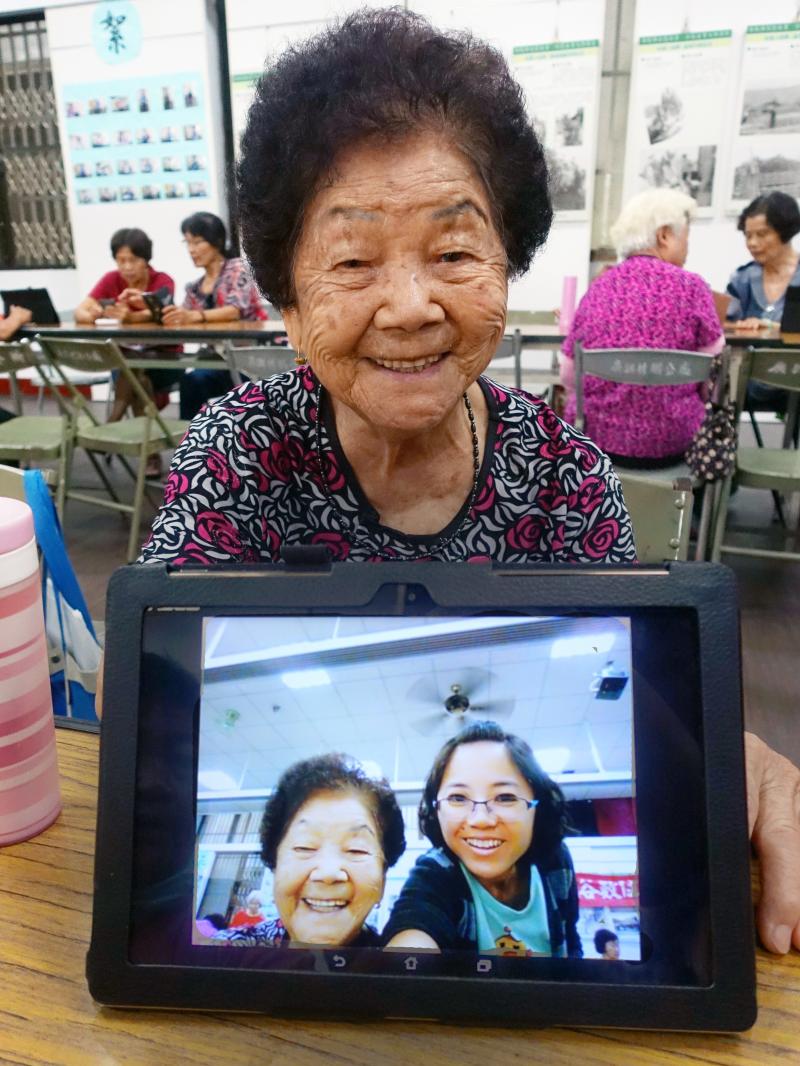 <p>80歲樂齡學員阿嬤開心地展示學到的平板拍照成果，阿嬤說沒想到用這塊板子拍照這麼簡單。</p>
