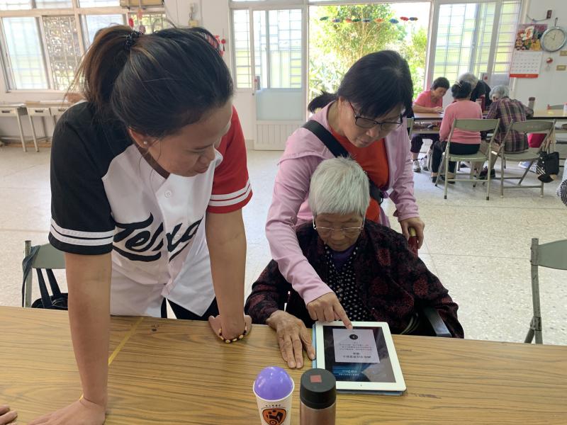 <p>高齡88歲的林奶奶行動都需靠輪椅，但不影響她想學習的心，更棒的是，她的家人陪伴她一起在DOC學習。</p>