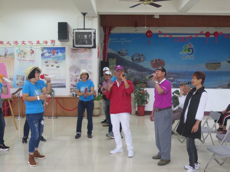 與其他學員們於課堂中尬歌好開心