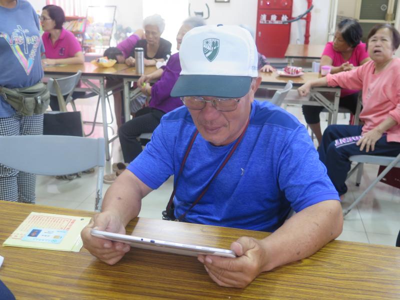 原住民學員親自操作手機隱私設定，讓手機使用更加安全。