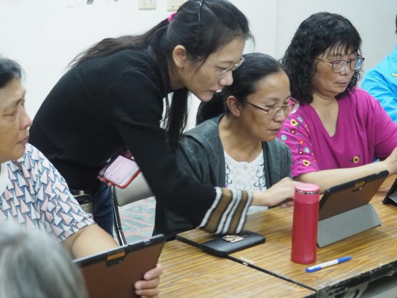 老師指導里民平板電腦