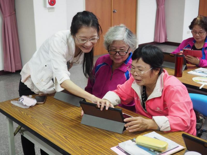 老師指導班員平板電腦的使用